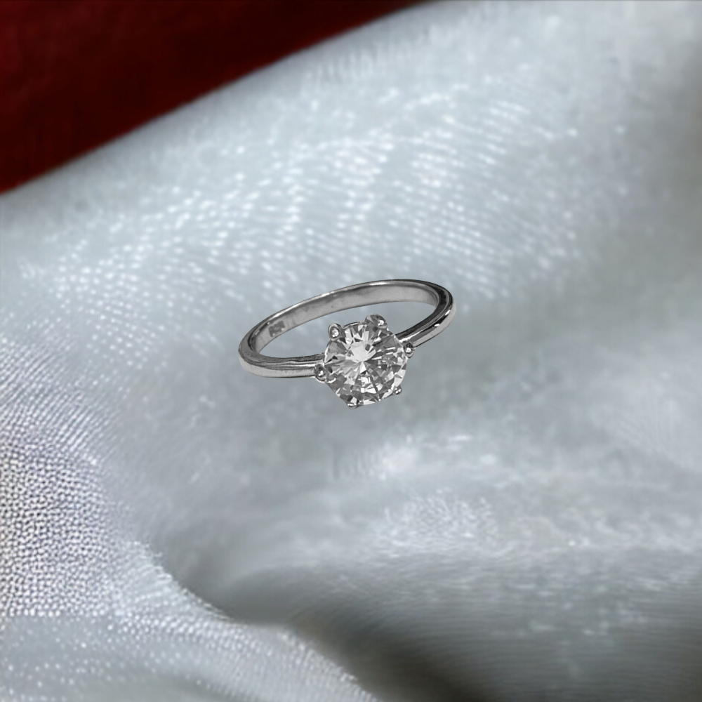 Anillo solitario liso con zirconia